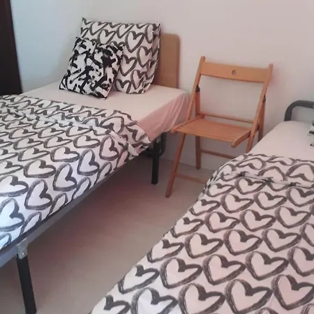 Casa de hóspedes Comfortable Furnished Bedroom In Central With Ac And Wifi *