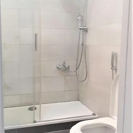 Casa de hóspedes Comfortable Furnished Bedroom In Central With Ac And Wifi *
